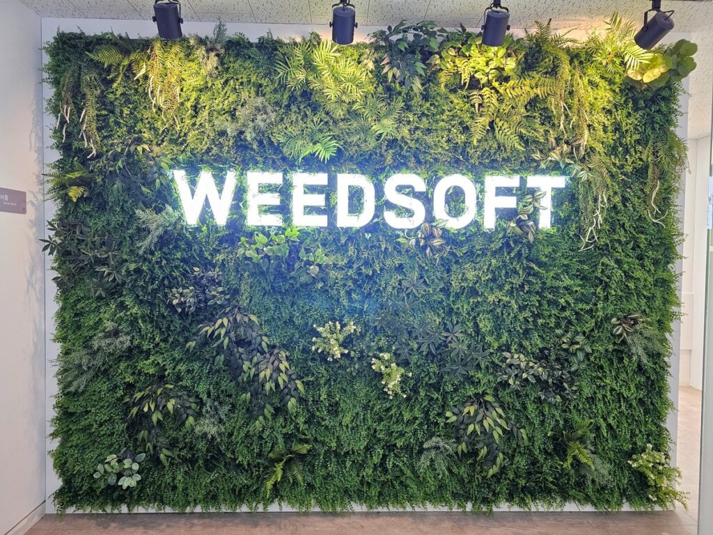 가산동 오피스 벽면녹화, 회사 로고를 살린 인조식물 플랜트월