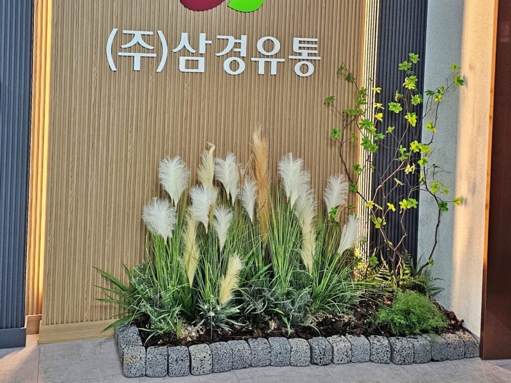 화성 건물로비 실내 인조조경 | 로비 인조나무 화단과 복도 팜파스 조경